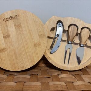 Louisville KY Derby City Gaming Hotel branded Bamboo Cheese Board & Utensil Set